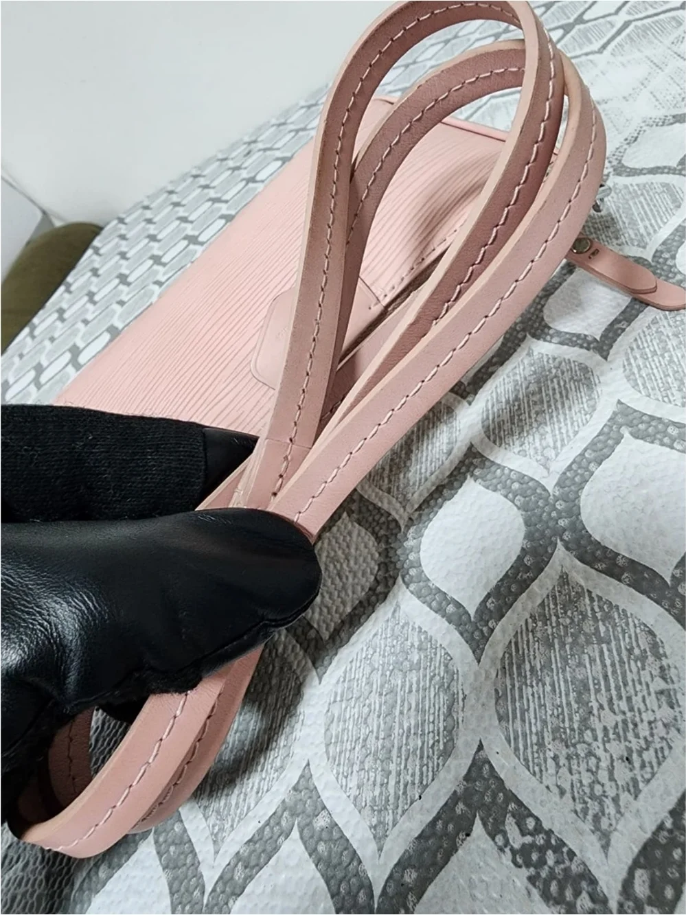 LOUIS VUITTON Epi Easy Pouch On Strap/Shoulder Bag Pink